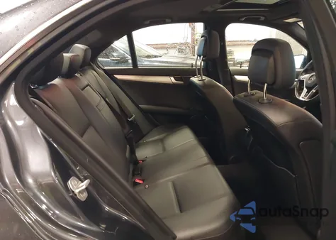 2014 Mercedes-Benz C 300 Luxury 4Matic/Sport 4Matic z USA, uszkodzony, nr VIN WDDGF8AB2EG176371